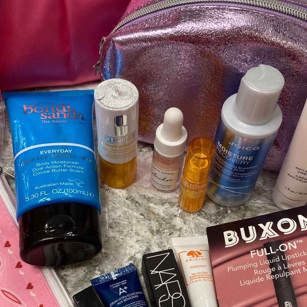 Makeup bags and samples. - Picture 3 of 5
